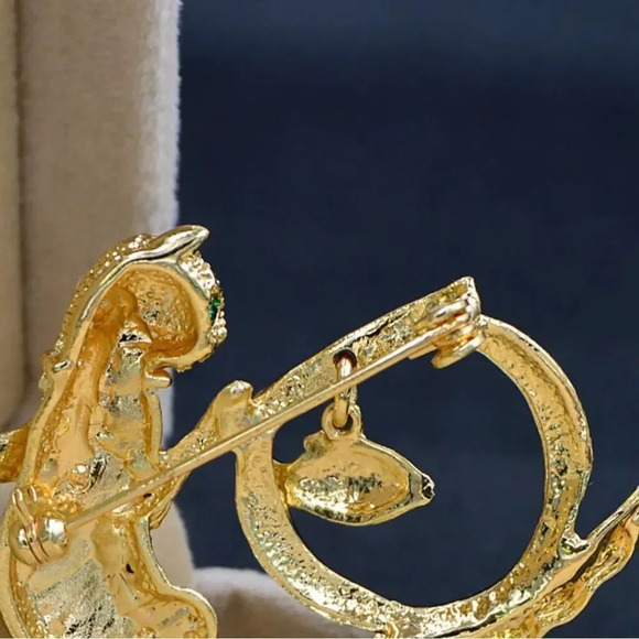 VQ Cat Brooch - Picture 3 of 7